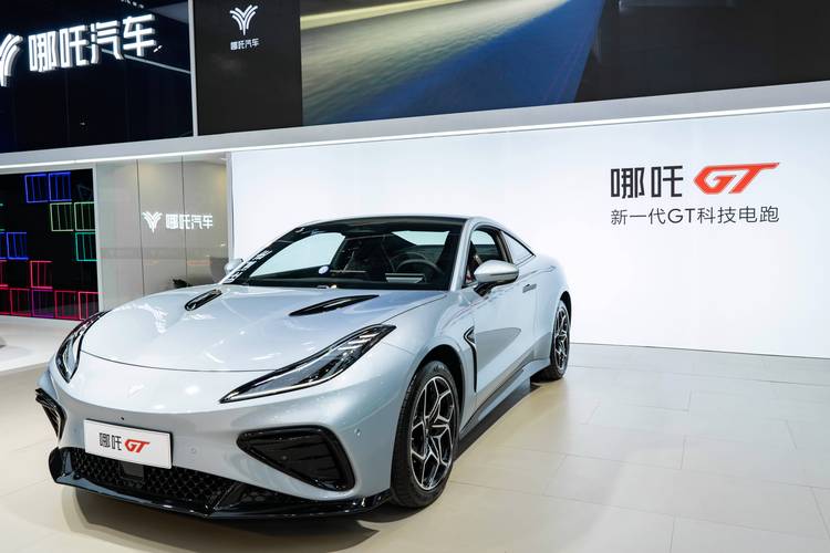 成都156哪吒汽车在智能汽车领域的表现，领途汽车在新能源汽车市场中的影响力